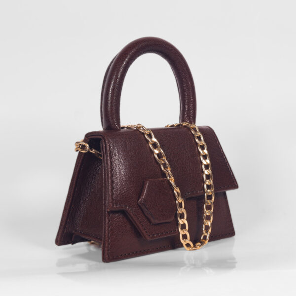 buy leather bags online - that none of your friends and your circle can get their hands on to. Feel the plush, silky feel of genuine pure handmade leather on your skin and garments and see how it makes other look pale in grayscale