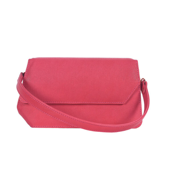 leather bags dubai - pure, genuine, handcrafted, finished to perfection, looks ravishing and rich class on you